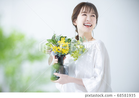 一個女人用一個花瓶 68581935