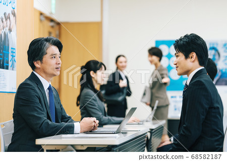 Holding scene of company information session 68582187