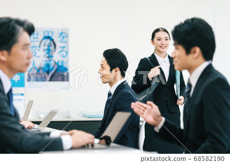 Holding scene of company information session 68582190