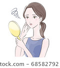 拿著手鏡的迷茫的婦女 68582792