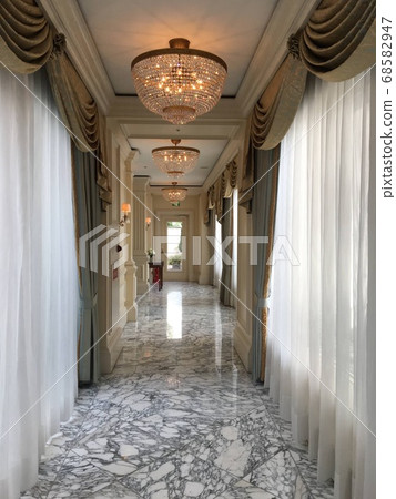 Chandelier passage 68582947