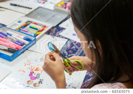 孩子們在繪畫課上努力工作的手 68583075