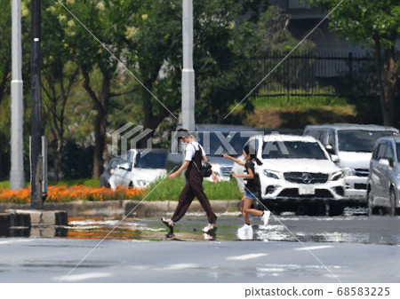 Escape water generated at a pedestrian crossing near the Imperial Palace and Kikyomon (Chiyoda-ku, Tokyo) during the heat wave 68583225