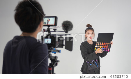 髮型和化妝師以及拍攝PR視頻的視頻攝影師 68583740
