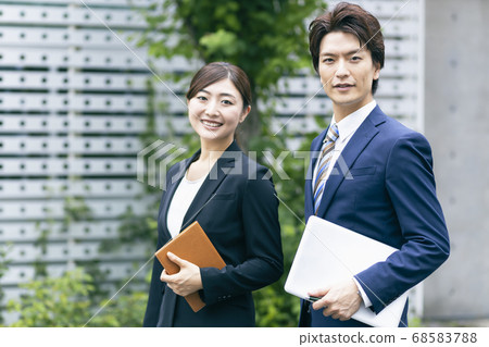微笑的商人和女商人 68583788