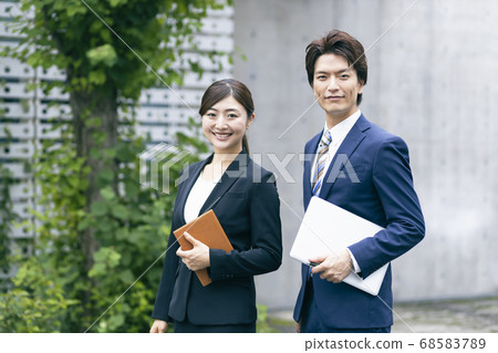 微笑的商人和女商人 68583789