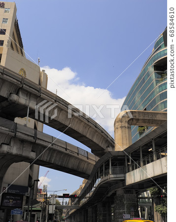 曼谷BTS高架橋Ratchadamri路-Rama 1路口，曼谷，泰國 68584610