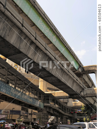 曼谷BTS高架橋Ratchadamri路-Rama 1路口，曼谷，泰國 68584613