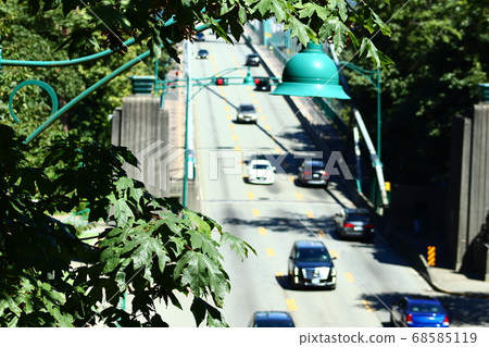 Movement of vehicles on the bridge 68585119