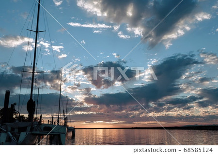 Blue sky in the silence waiting for the sunset 68585124