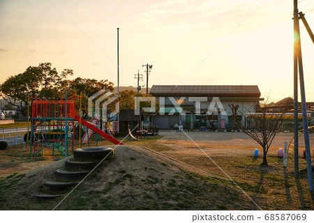 The garden at sunset 68587069