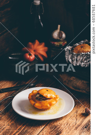 Pattypan squash stuffed with minced meat 68587681