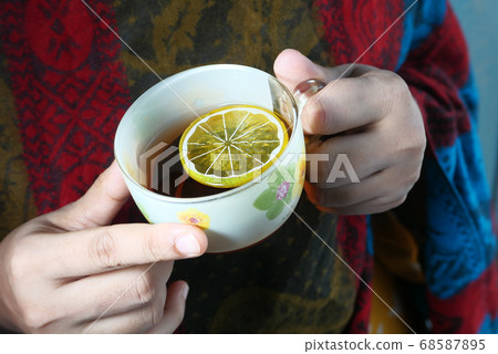 Close up of women drinking lemon tea  68587895
