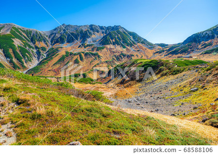 A magnificent view of Murodo in autumn with beautiful autumn colors [Toyama Prefecture] 68588106