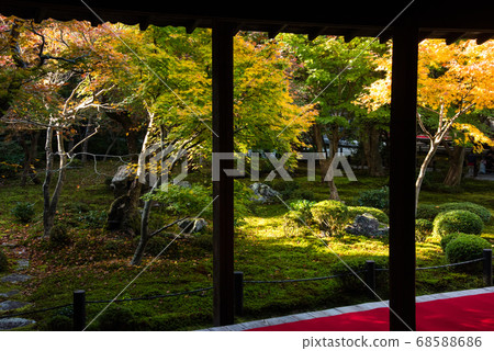 Autumn leaves at Enkoji Temple in Kyoto Autumn leaves at Enkoji Temple in Kyoto 68588686