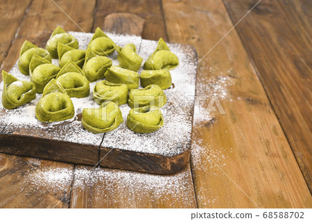 tortellini e tortelloni typical dishes emilia italy tortellini e tortelloni typical dishes emilia italy 68588702