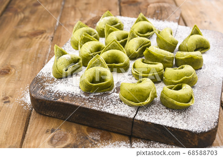 tortellini e tortelloni typical dishes emilia italy tortellini e tortelloni typical dishes emilia italy 68588703