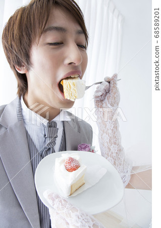 Bride and groom doing first part-time job Bride and groom doing first part-time job 68589201