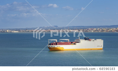Container ship sailing along the river tagus, lisbon 68590183