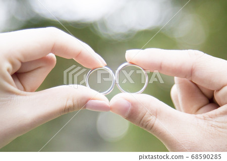 wedding ring 68590285