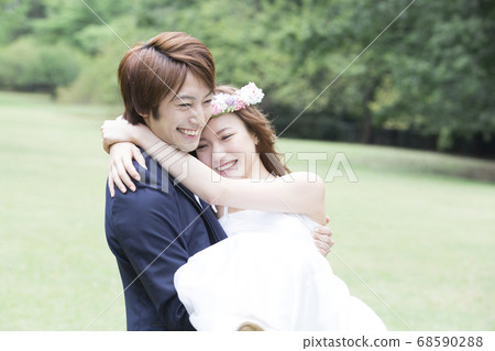 新娘和新郎抱著一個公主-照片素材（圖片） [68590288] - PIXTA圖庫