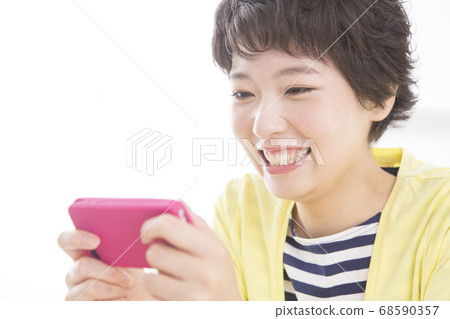 觀看智能手機的婦女 觀看智能手機的婦女 68590357