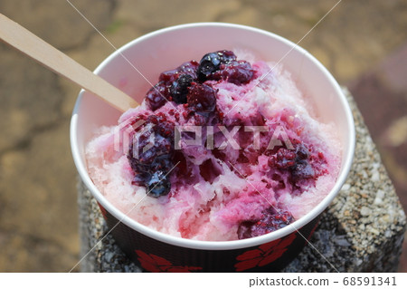 Blueberry shaved ice 68591341