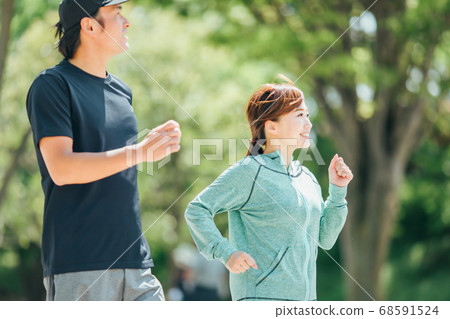 Men and women walking 68591524