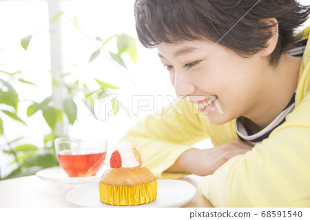 Woman eating cake 68591540