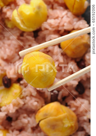 Chestnut picked red chestnuts with chopsticks Chestnut picked red chestnuts with chopsticks 68592006