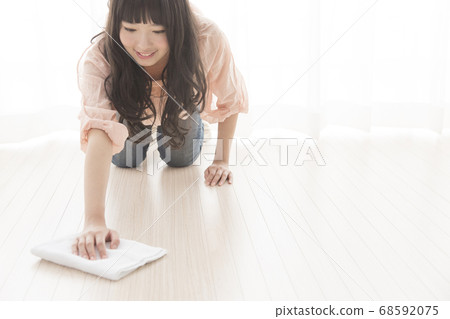 Woman cleaning the room 68592075