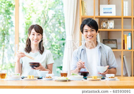 年輕夫婦用餐 68593091