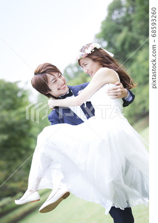 新娘和新郎抱著一個公主 68593260