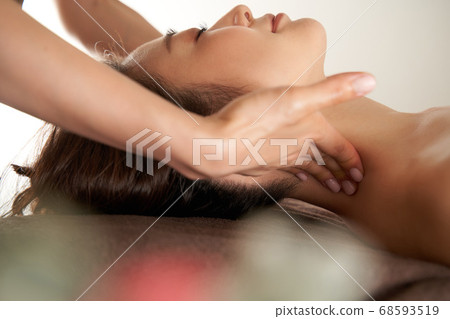 Japanese woman receiving a neck massage at an esthetic salon 68593519