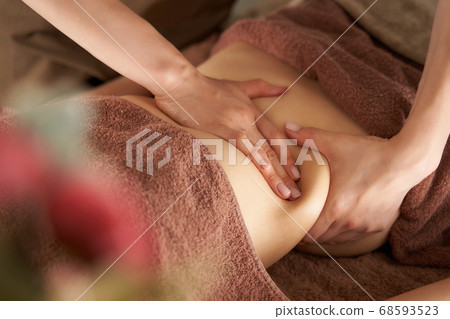 Japanese woman receiving a stomach massage at a beauty salon 68593523