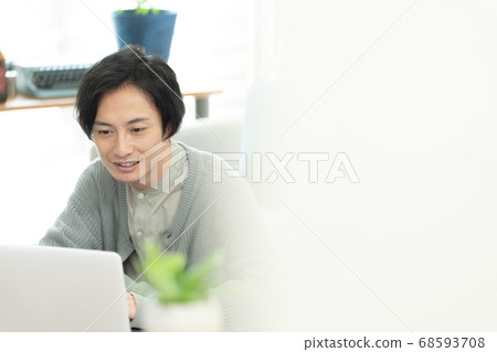 正在網上開會的人[室內] 68593708