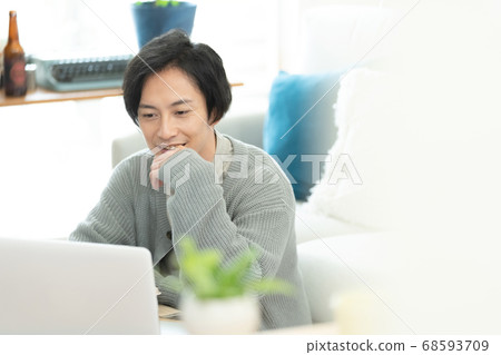 正在網上開會的人[室內] 68593709