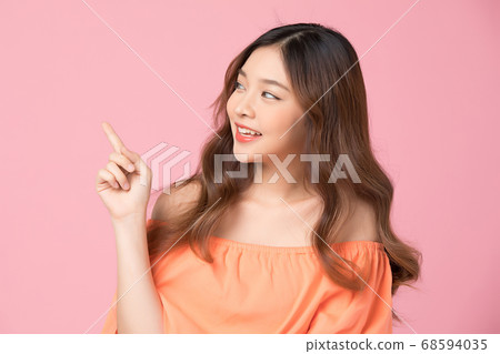 BG粉紅色前擺姿勢的可愛女人 BG粉紅色前擺姿勢的可愛女人 68594035