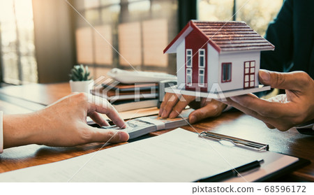 Investors are using st pen on the contract paper 68596172