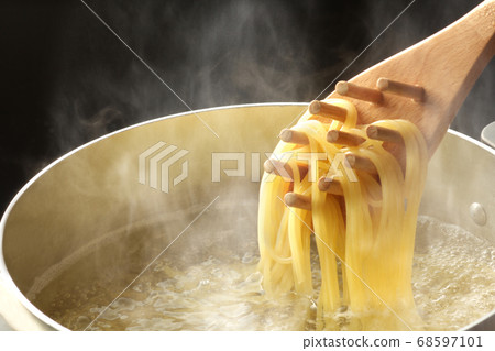 Close up of boiled pasta 68597101