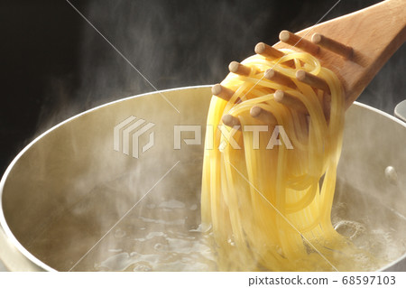 煮意大利面的特寫 68597103