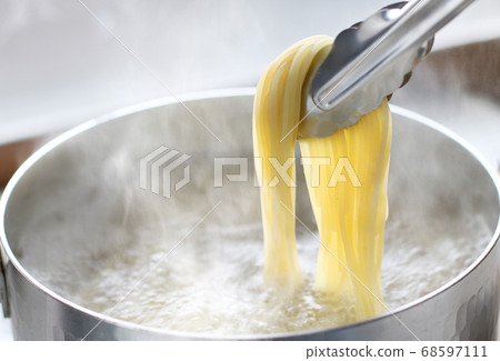 Close up of boiled pasta 68597111