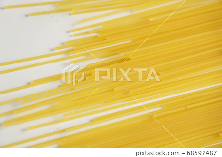 白色背景與乾麵食 白色背景與乾麵食 68597487