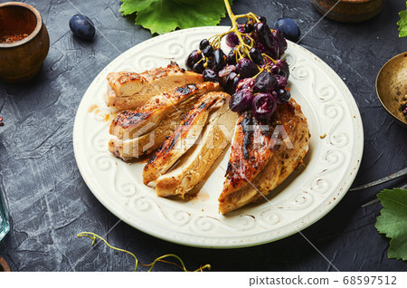 Sliced grilled chicken breast Sliced grilled chicken breast 68597512