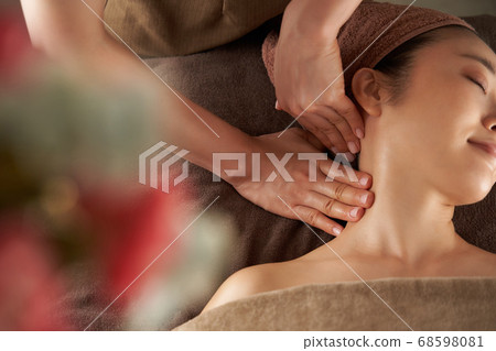 日本女人在美容院做頸部按摩 68598081