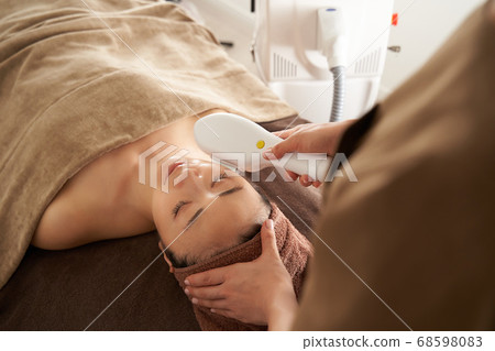 日本女人在美容院接受照片面部護理 68598083