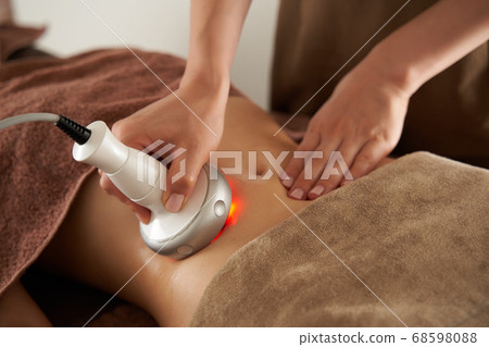 Japanese woman receiving a hyperknife at her beauty salon 68598088