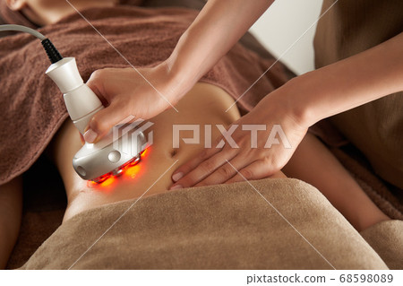 Japanese woman receiving a hyperknife at her beauty salon 68598089