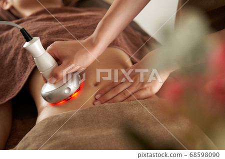 Japanese woman receiving a hyperknife at her beauty salon 68598090