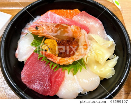 Take-out seafood bowl 68599107